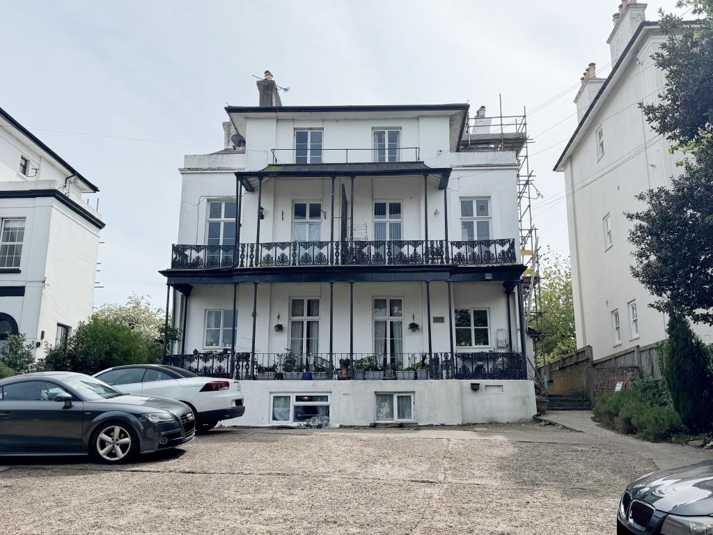 Lot: 103 - FLAT FOR INVESTMENT WITH PARKING AND SEA VIEWS - A View of the Front of the Building